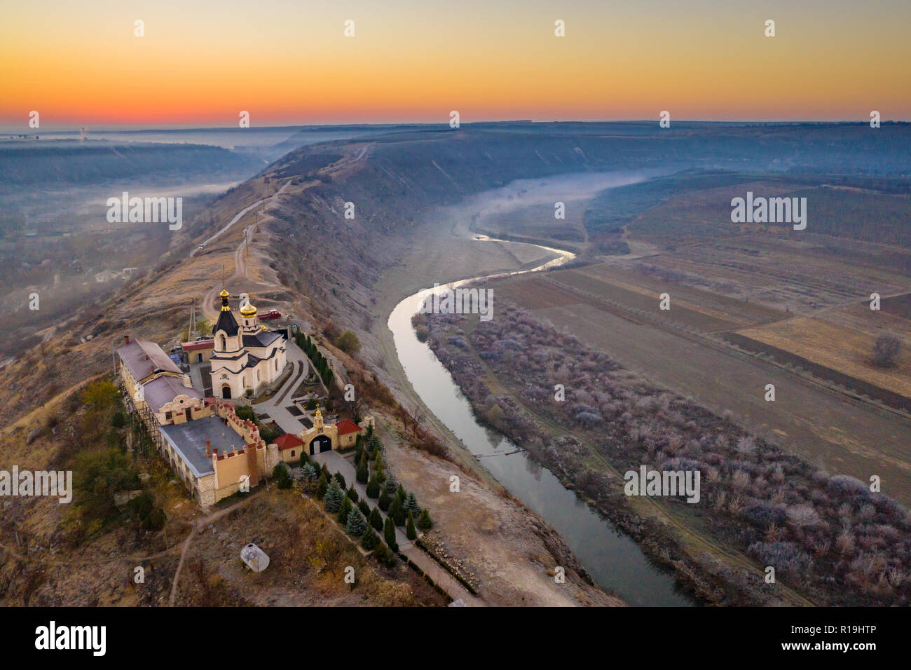Vieux Orhei Raut River et le monastère avant le coucher du soleil Vue aérienne Banque D'Images