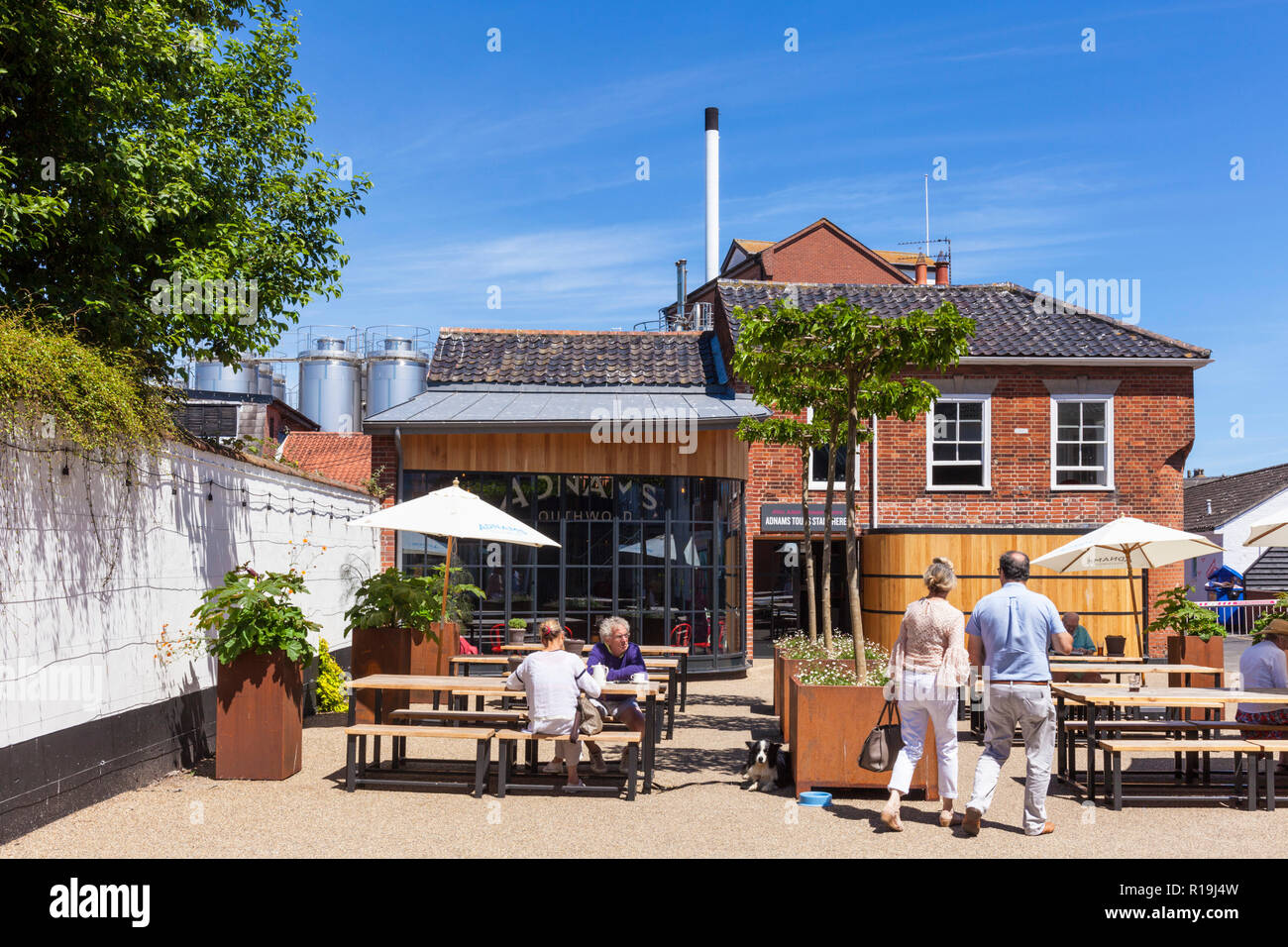 Suffolk Southwold internautes Adnams brewery sur une tour et la visite de l'unique café à la brasserie de la baie East Suffolk Southwold Vert England UK GO Europe Banque D'Images