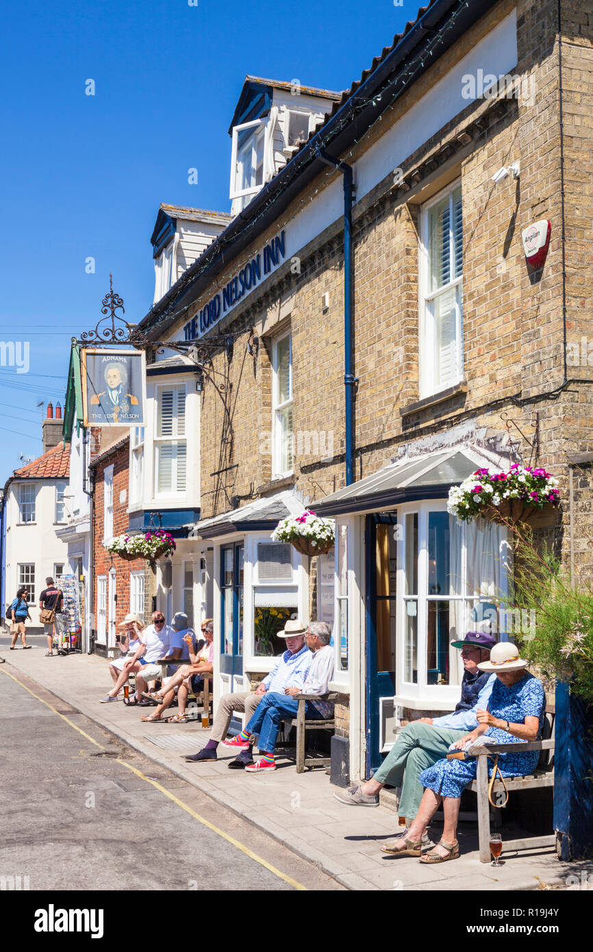Suffolk Southwold les gens assis à l'extérieur de la célèbre Lord Nelson Inn East street Southwold sous le soleil d'été Southwold Suffolk Angleterre UK GO Europe Banque D'Images
