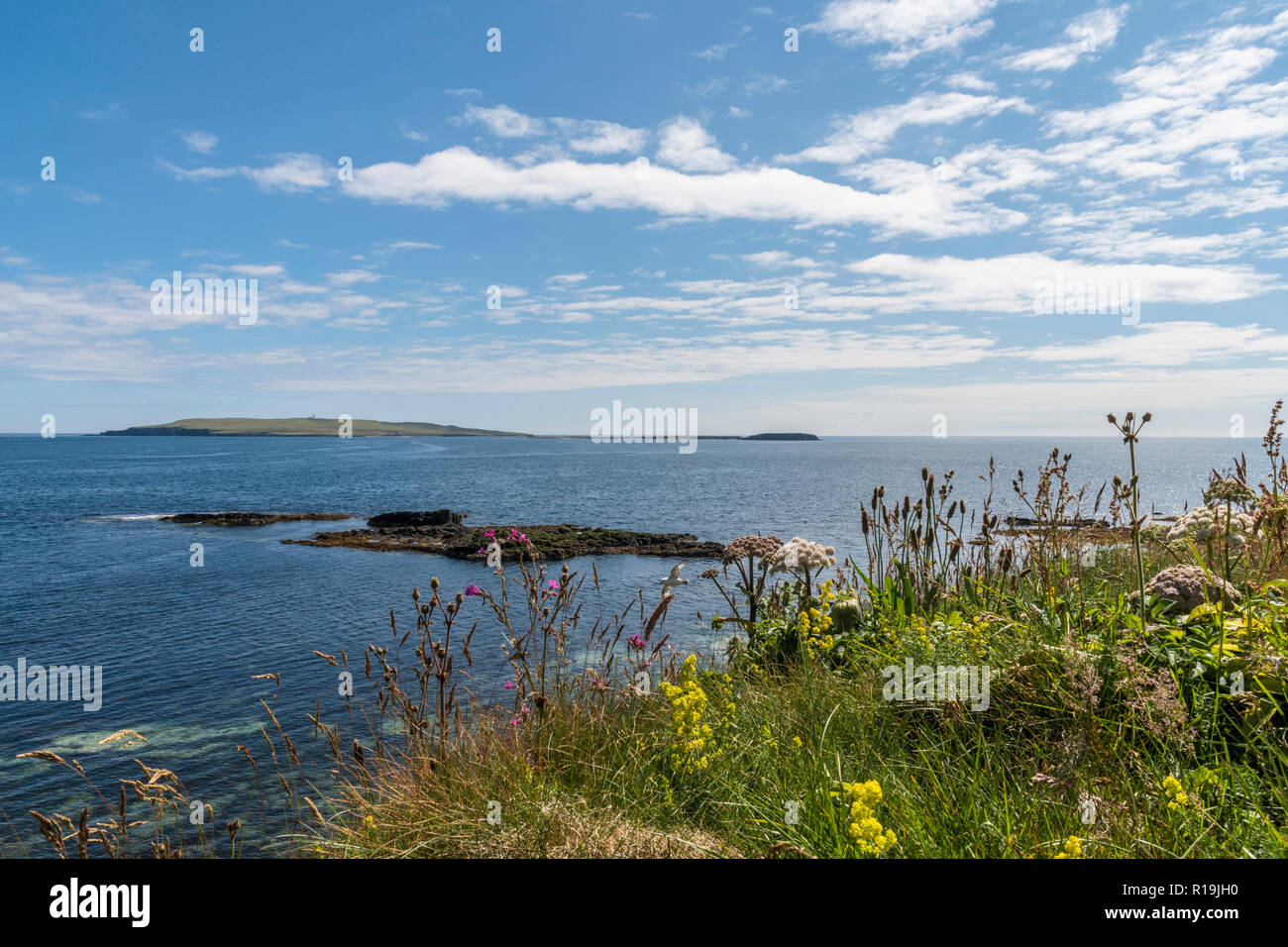 Vue d'Egilsay de Cliff walk sur Rousay Banque D'Images