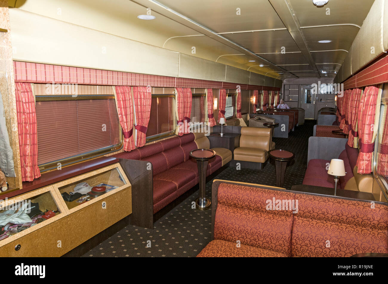 Les stores tirés dans le bar/salon de 1ère classe le transport comme le Ghan train voyage à travers l'outback dans la nuit. Le Ghan tient son nom de la 19 Banque D'Images