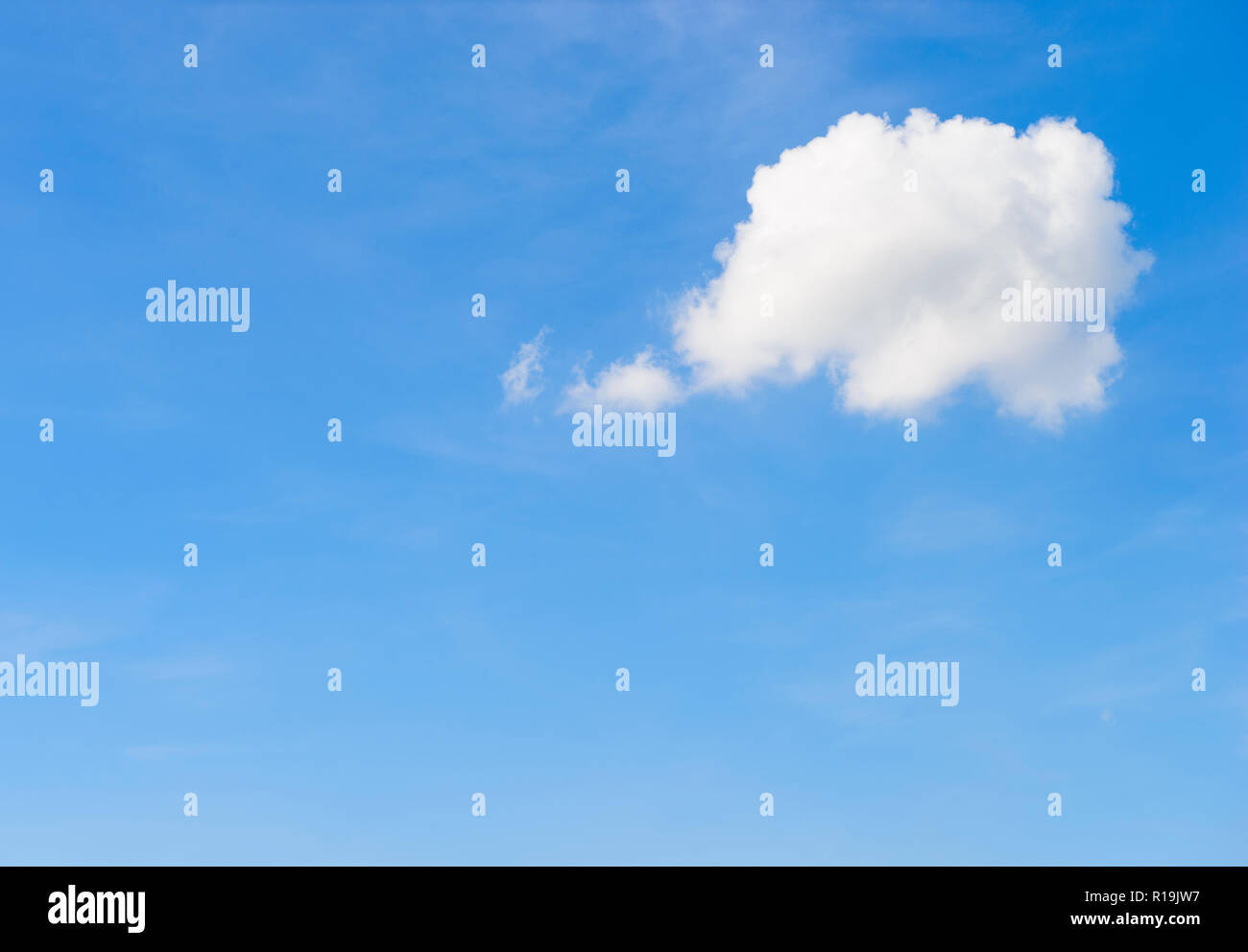 Nuage Blanc dans le ciel avec la forme d'un cartoon ballon pensée Banque D'Images