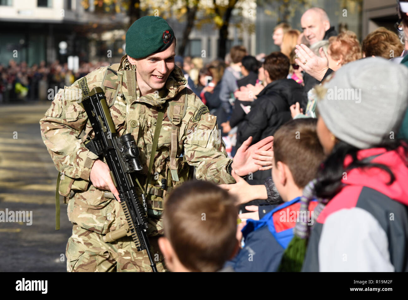 Réserver Royal Marines (City of London) Interaction avec les enfants dans la foule dans le Seigneur Mayor's Show Parade 2018. London, UK Banque D'Images