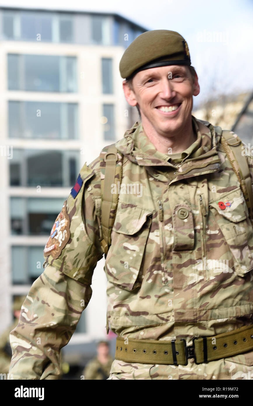 Un soldat de l'Armée britannique (Londres) de l'entreprise écossaise London Regiment soldier en interaction avec la foule dans le Seigneur Mayor's Show Parade 2018 Banque D'Images