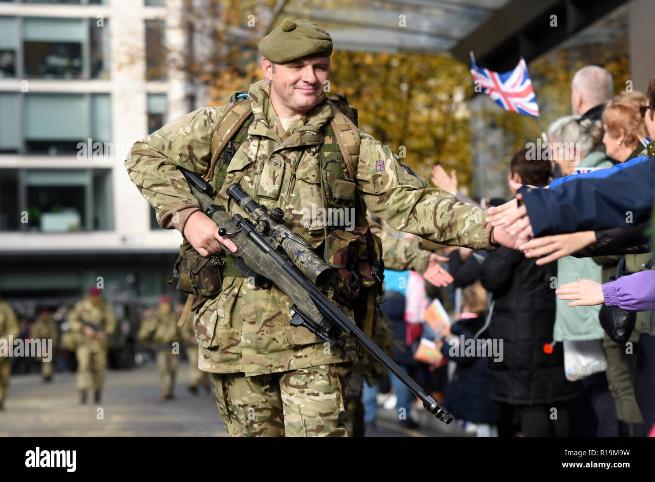 A (Londres) de l'entreprise écossaise London Regiment soldier en interaction avec la foule dans le Seigneur Mayor's Show Parade 2018. Tam o' shanter port Banque D'Images