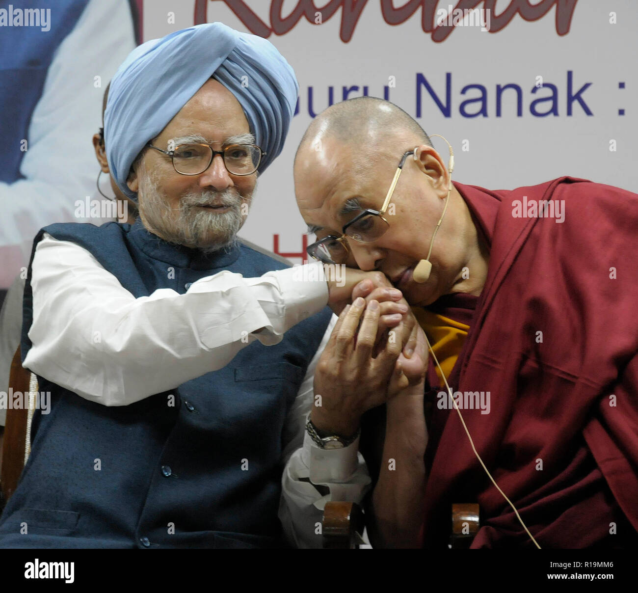 New Delhi, Inde. 10 Nov, 2018. Le chef spirituel tibétain Dalaï-lama embrasse le côté de l'ancien Premier Ministre, M. Manmohan Singh lors d'une fonction pour marquer les célébrations de naissance début od anniversaire de Guru Nanak à New Delhi le samedi 10 novembre, 2018. Crédit photo : Sondeep Shankar/Alamy Live News Banque D'Images