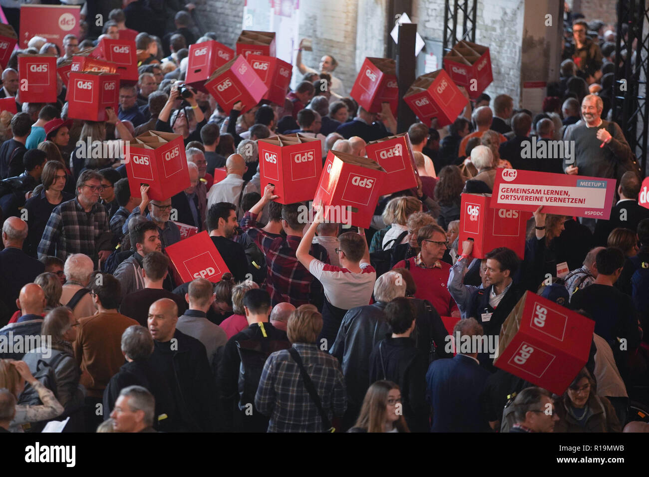 Berlin, Allemagne. 10 Nov, 2018. Les participants portent le logo de SPD-tabourets dans la foule à la DSF débat camp. Credit : Jörg Carstensen/dpa/Alamy Live News Banque D'Images