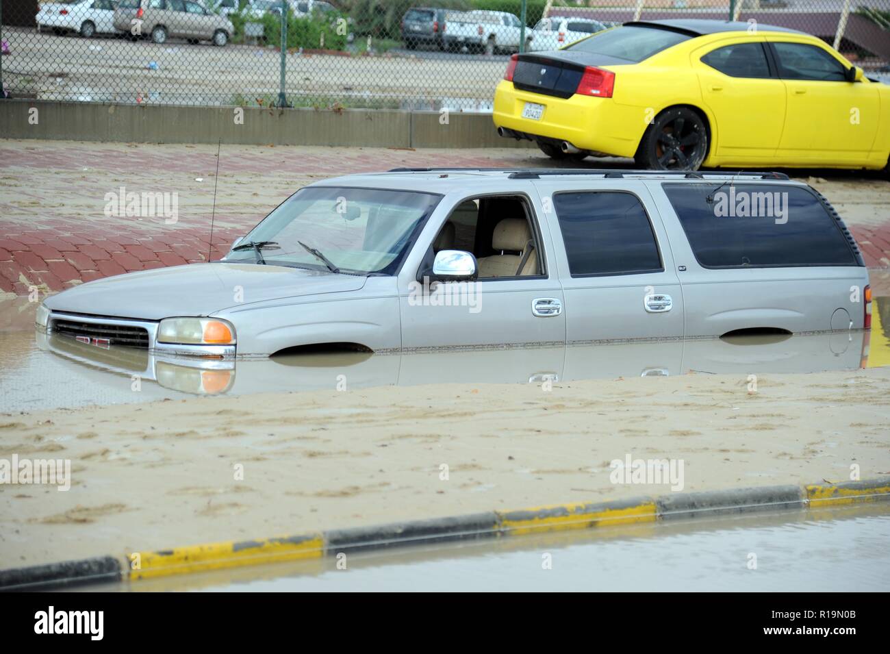 La ville de Koweït. 10 Nov, 2018. Photo prise le 10 novembre 2018 montre un véhicule piégé dans l'eau d'inondation dans la région de Koweït Kuwait City, Koweït. Crédit : Joseph Shagra/Xinhua/Alamy Live News Banque D'Images