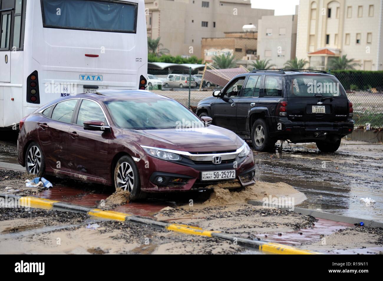 La ville de Koweït. 10 Nov, 2018. Photo prise le 10 novembre 2018 montre les véhicules fonctionnant sur une route boueuse après un orage dans la région de Kuwait Koweït City, Koweït. Crédit : Joseph Shagra/Xinhua/Alamy Live News Banque D'Images