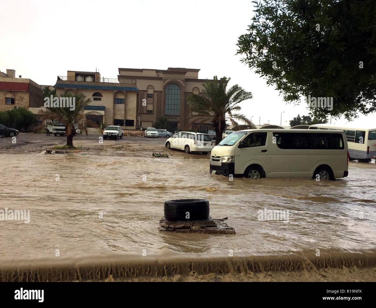 La ville de Koweït. 10 Nov, 2018. Photo prise le 10 novembre 2018 montre les véhicules fonctionnant à l'eau d'inondation dans la région de Koweït Kuwait City, Koweït. Crédit : Joseph Shagra/Xinhua/Alamy Live News Banque D'Images