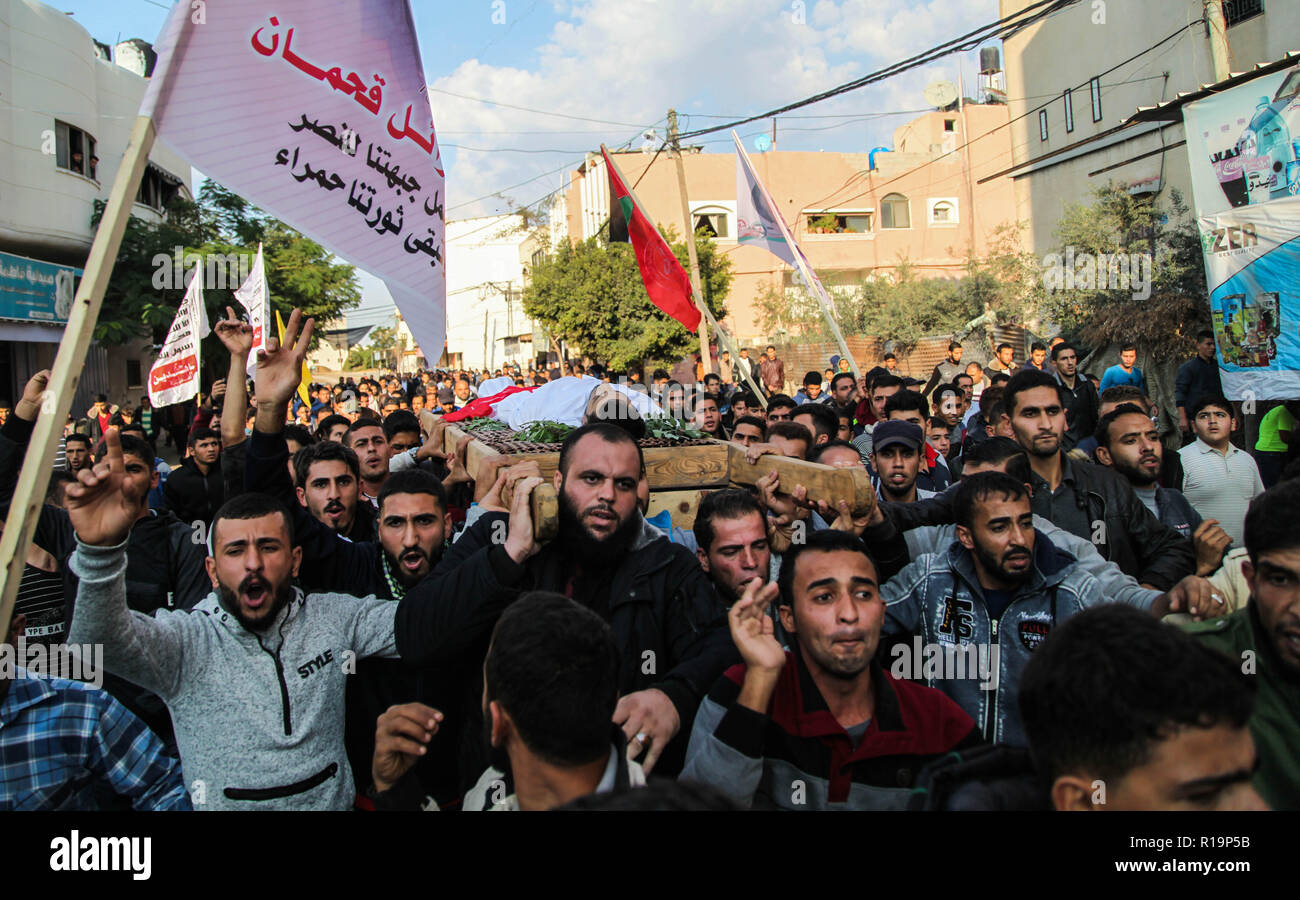 Beit Lahia, la bande de Gaza, territoire palestinien. 10 Nov, 2018. Porter le deuil de Qahman corps palestinien Rami, 28, qui a été abattu par les forces israéliennes à la frontière Israel-Gaza, lors de ses funérailles, à Beit Lahia dans le nord de la bande de Gaza le 10 novembre 2018 Crédit : Ramez Habboub Images/APA/ZUMA/Alamy Fil Live News Banque D'Images