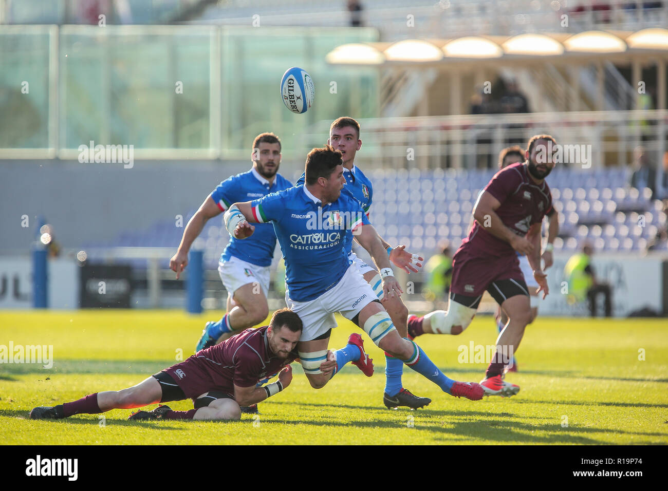 Firenze, Italie. 10 novembre, 2018. Verrouillage de l'Italie Sebastian Negri tente une décharger à son coéquipier Jake Polledri contre la Géorgie en novembre Cattolica Test Match 2018 2019©Massimiliano Carnabuci/Alamy live news Banque D'Images