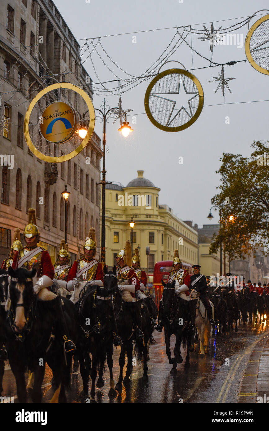 Les gardiens de la vie Household Cavalry régiment monté se faire prendre dans de fortes pluies après l'Éternel Défilé Show du maire en revenant au quartier. Les cavaliers militaires de cérémonie Banque D'Images