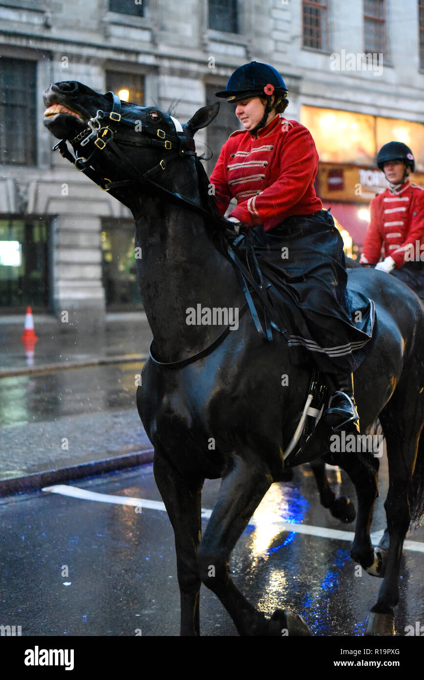 Les premiers soins Nursing Yeomanry (Princess Royal's Volunteer Corps) femmes motocyclistes se faire prendre dans de fortes pluies après l'Éternel Défilé Show du maire en revenant au quartier. Banque D'Images