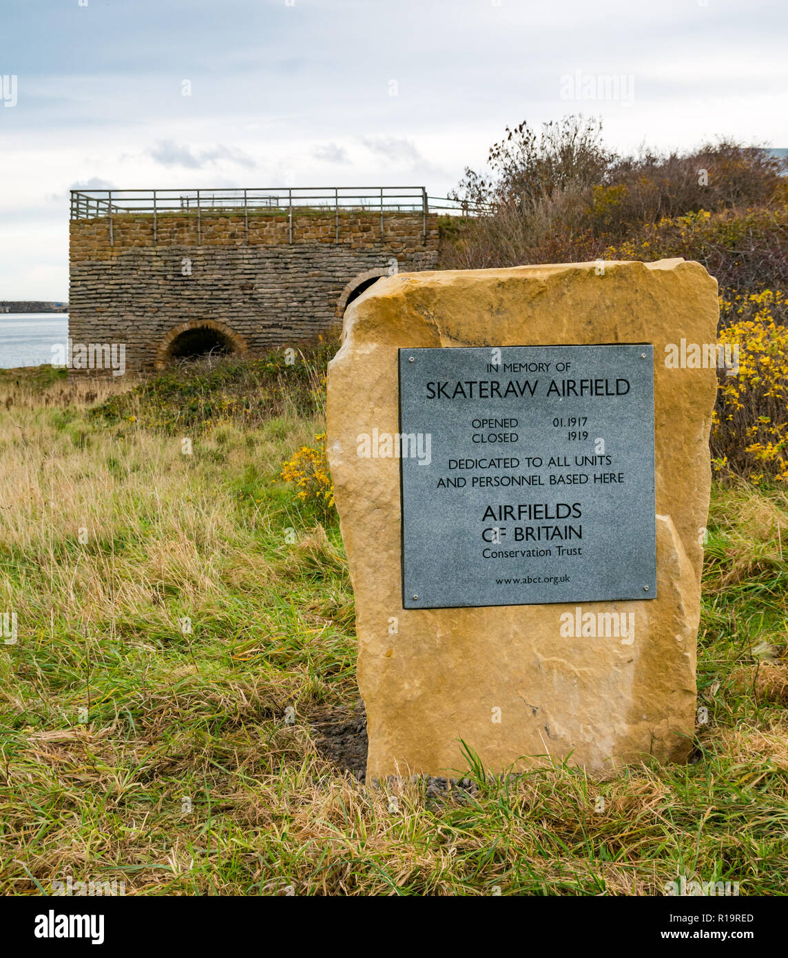 Torness, East Lothian, Écosse, Royaume-Uni, 10 novembre 2018. Une plaque commémore ceux qui sont basés à l'aérodrome de Skateraw entre 1917 et 1919 pendant la première Guerre mondiale. Un ancien limekiln en arrière-plan Banque D'Images