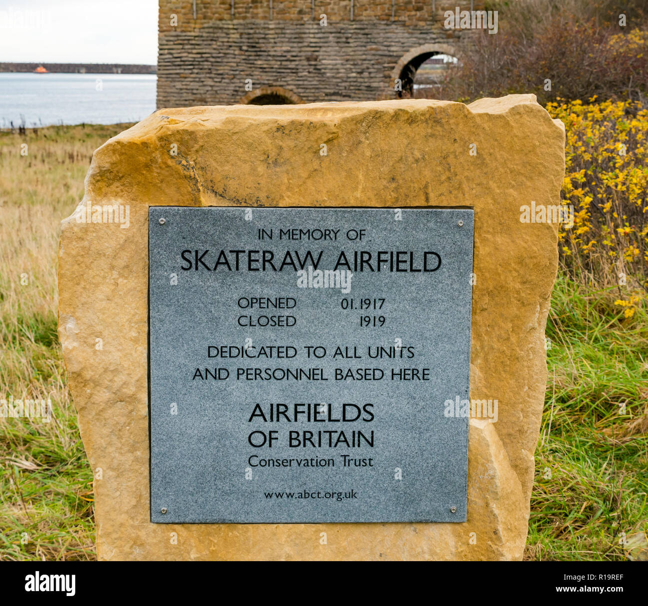 Torness, East Lothian, Écosse, Royaume-Uni, 10 novembre 2018. Une plaque commémore ceux qui sont basés à l'aérodrome de Skateraw entre 1917 et 1919 pendant la première Guerre mondiale. Un ancien limekiln en arrière-plan Banque D'Images