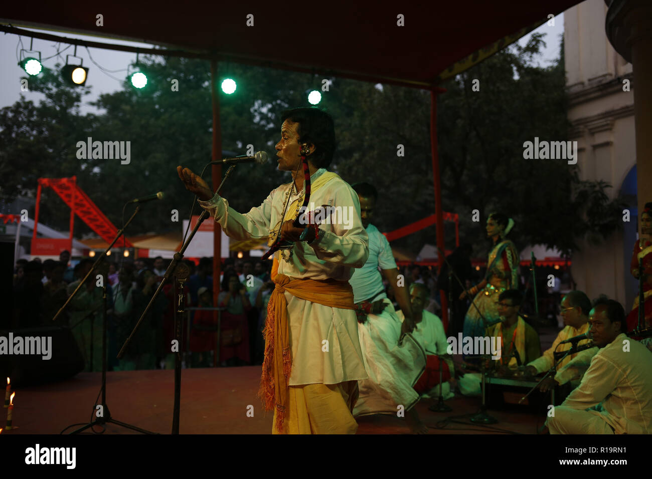 Dhaka, Bangladesh. 10 Nov, 2018. Un groupe d'artistes d'effectuer 'Gaan Kushan'' un art de la scène de l'exécution sur Dhaka Allumé Fest (un festival littéraire annuel) près de la maison de Burdwan Bangla Academy, ce genre de type comme un rituel riche esthétiquement très populaire qui pratique une fois de temps en temps effectuer dans la région nord du Bengale. Credit : MD Mehedi Hasan/ZUMA/Alamy Fil Live News Banque D'Images