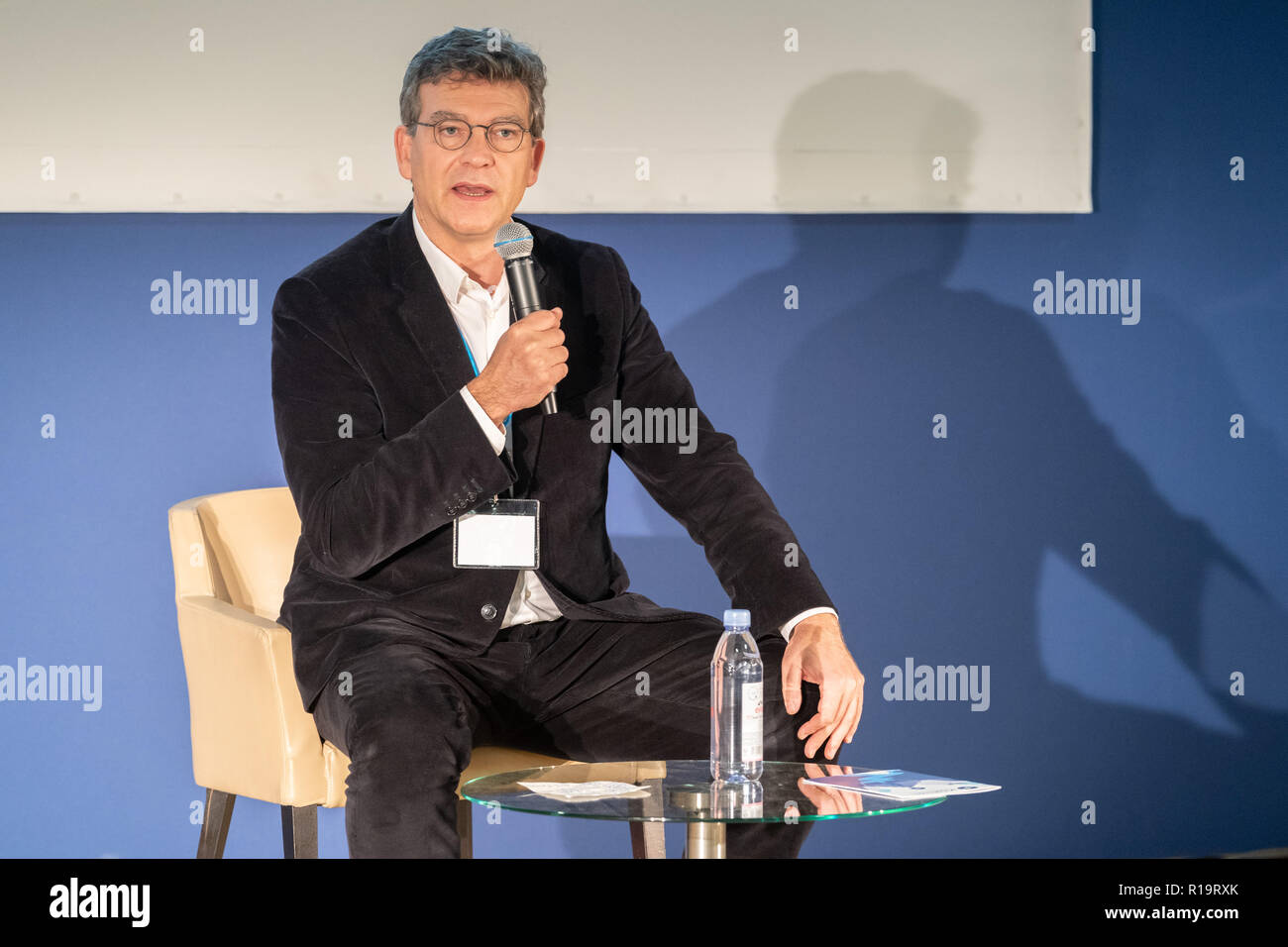 Paris, France. 10 novembre 2018. Arnaud Montebourg, ancien Ministre français de renouveau industriel, parle de la mondialisation et de la politique économique au cours de la journée d'ouverture du MIF Expo, un salon commercial pour les produits fabriqués en France. L'exposition est ouverte du 10 au 12 novembre. © David Bertho / Alamy Live News Banque D'Images