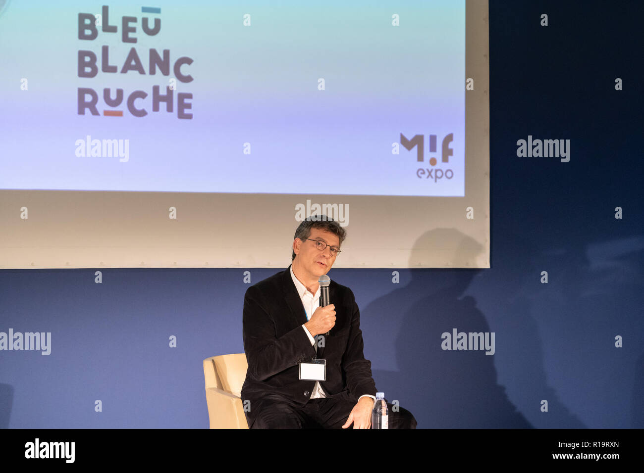 Paris, France. 10 novembre 2018. Arnaud Montebourg, ancien Ministre français de renouveau industriel, parle de la mondialisation et de la politique économique au cours de la journée d'ouverture du MIF Expo, un salon commercial pour les produits fabriqués en France. L'exposition est ouverte du 10 au 12 novembre. © David Bertho / Alamy Live News Banque D'Images