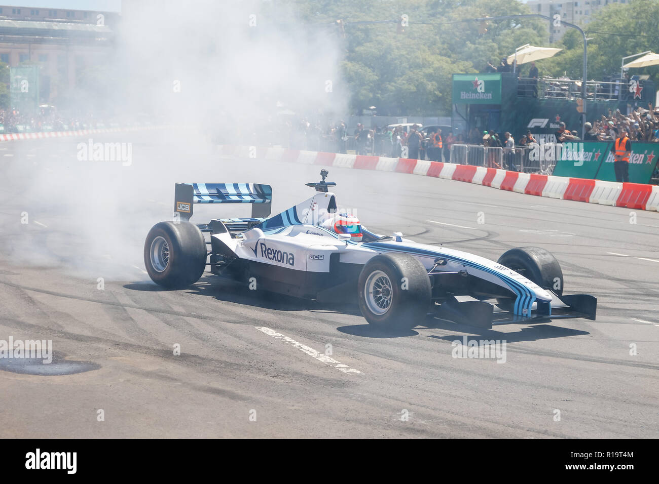 Porto Alegre, Brésil. 10 Nov, 2018. Porto Alegre - RS - 10/11/2018 - Heineken Experience F1 - Porto Alegre - Rubens Barrichello ex-piloto da F1, com pelas passagens equipes de F1 Jordan, Stewart, Brawn, Willians, Ferrari, Honda, de formule Indy, e da Stock Car pilotando o carro da Williams Racing, Equipe 11 vezes campea do Mundial de Construtores da F1 na Usina do Gasometro em Porto Alegre/RS. Credit : AGIF/Alamy Live News Banque D'Images