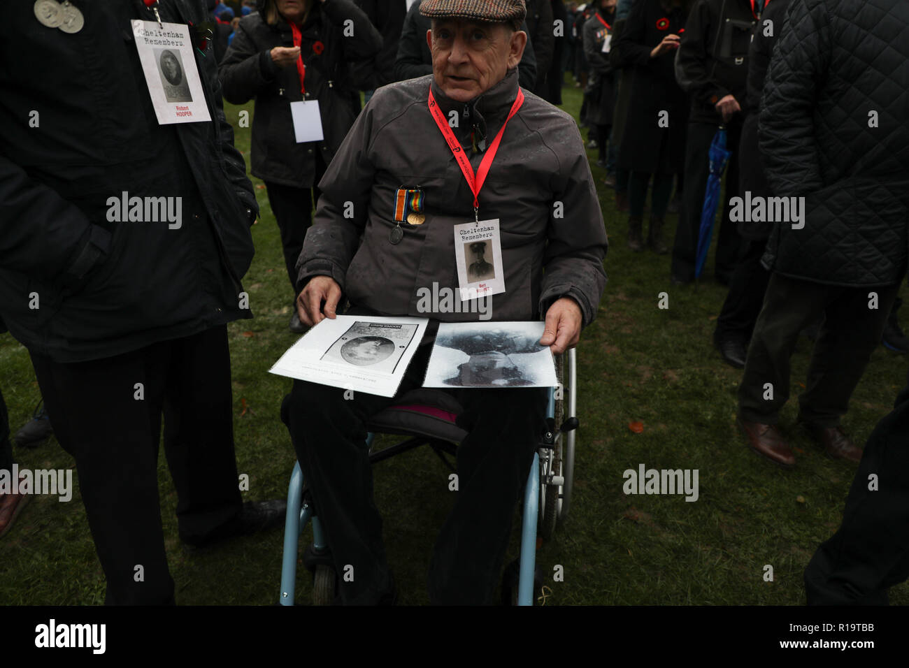 Cheltenham, Royaume-Uni. 10 Nov, 2018. Un ancien combattant sur un fauteuil roulant avec des photos de guerre sur le Cheltenham memorial march Credit : Victor/Storublev Alamy Live News Banque D'Images