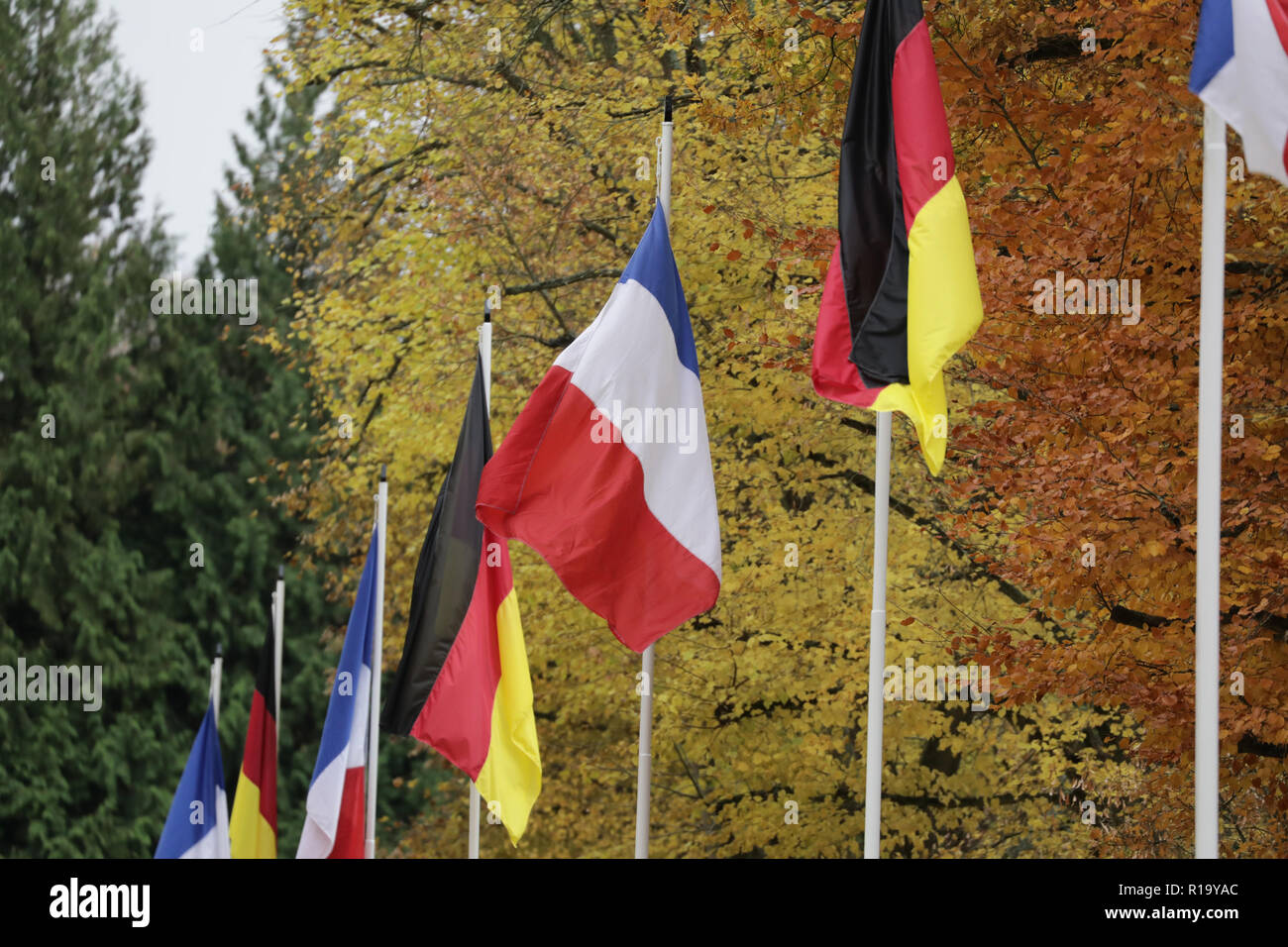 Compiègne, France. 10 Nov, 2018. Drapeaux français et allemand sont soulevées à la clairière de l'Armistice, près de la ville de Compiègne. Le président français Macron et chancelier allemand Merkel marquera le centenaire de l'armistice. L'armistice fut signé le 11 novembre 1918, dans un train à une clairière qui sert aujourd'hui comme un site commémoratif. Credit : Kay Nietfeld/dpa/Alamy Live News Banque D'Images