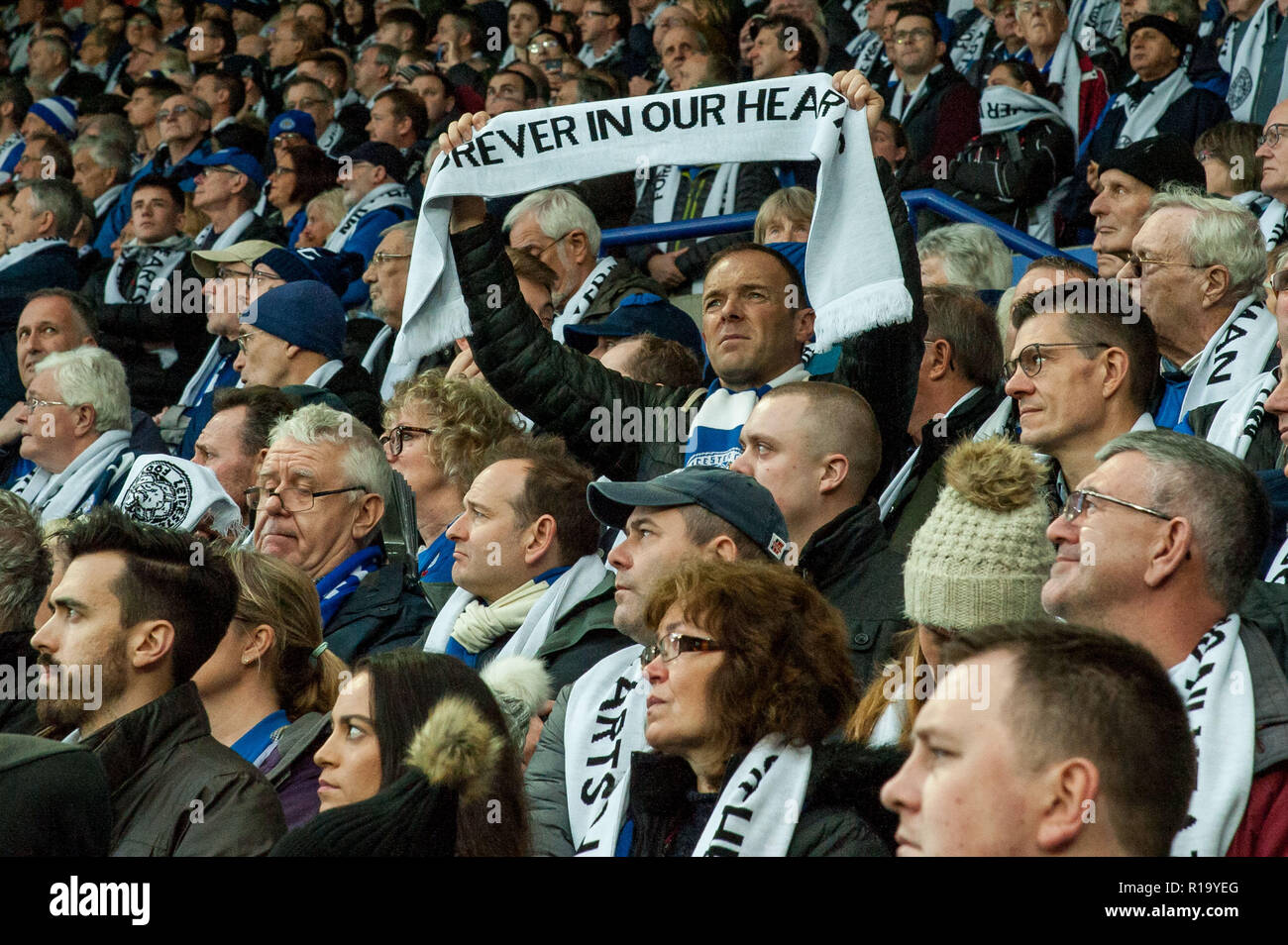 Leicester, Royaume-Uni. 10 Nov, 2018. Leicester City fans de payer leur respect pour le président qui est mort dans un accident d'hélicoptère et quatre autres il y a deux semaines au cours de la Premier League match entre Leicester City Burnley et à la King Power Stadium, Leicester, Angleterre le 10 novembre 2018. Photo par Matthieu Buchan. Usage éditorial uniquement, licence requise pour un usage commercial. Aucune utilisation de pari, de jeux ou d'un seul club/ligue/dvd publications. Credit : UK Sports Photos Ltd/Alamy Live News Banque D'Images