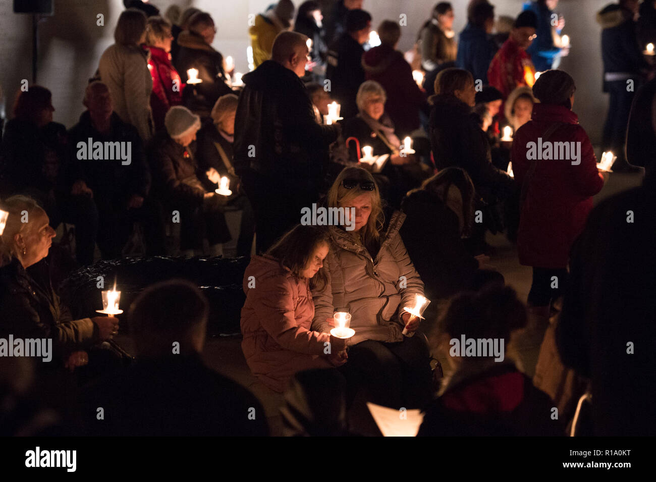 Le Staffordshire, au Royaume-Uni. 10 novembre 2018 - Un candlit vigil est tenue au National Memorial Arboretum, Staffordshire pour marquer 100 Armistice - le 100e anniversaire de la fin de la Première Guerre mondiale. Credit : Benjamin Wareing/Alamy Live News Banque D'Images