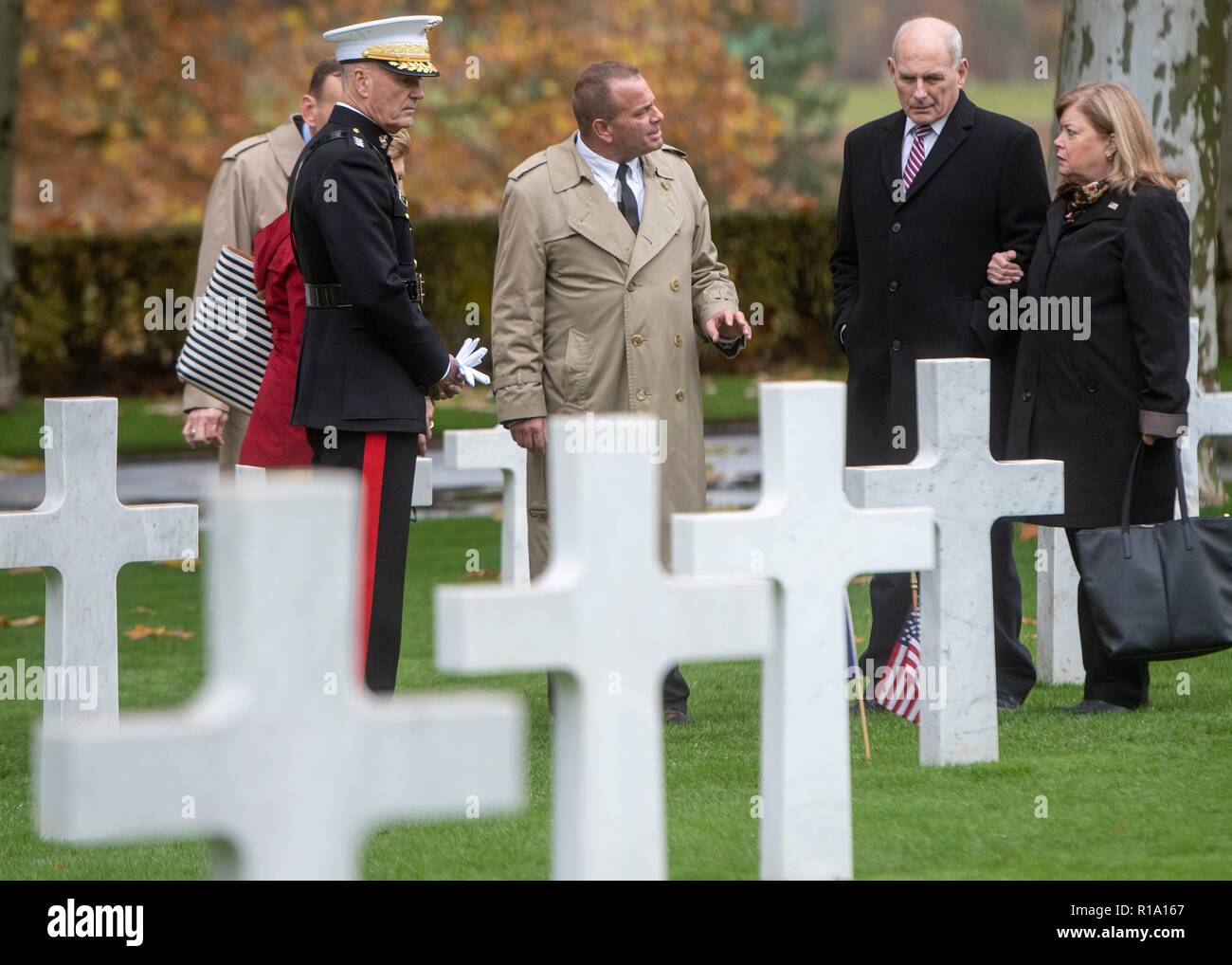 Belleau Wood, France. 10 Nov, 2018. U.S Joint Chiefs Président le général Joseph Dunford, gauche, Chef de Cabinet de la Maison Blanche John Kelly, droite, et leurs femmes tour l'Aisne - Marne Cimetière Américain près de la Première Guerre mondiale bataille de Belleau Wood, 10 novembre 2018 à Nancy, France. Le président Donald Trump a été programmé pour assister à la cérémonie mais annulée en raison du mauvais temps. Credit : Planetpix/Alamy Live News Banque D'Images