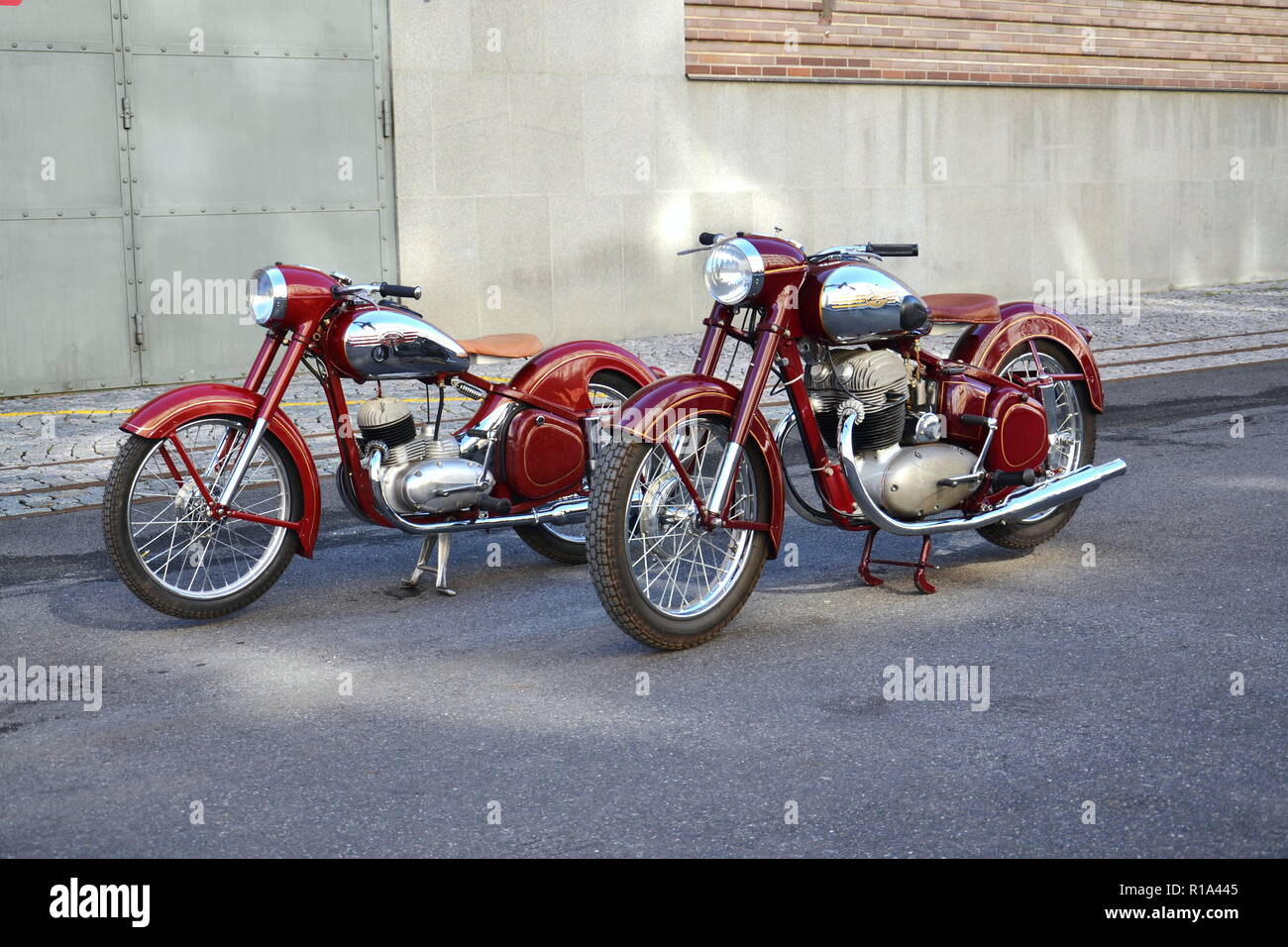 PRAGUE, RÉPUBLIQUE TCHÈQUE - 8 mars 2018 : Red vintage motorcycles Jawa Jawa 125 et 500 produits en ex-Tchécoslovaquie position sur route le 8 mars 2018 Banque D'Images