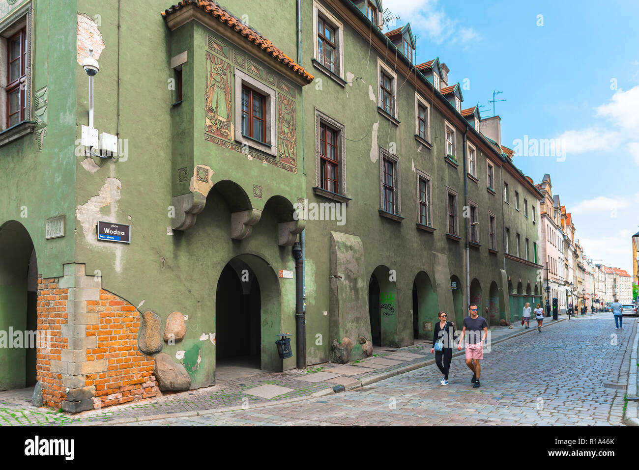 Rue de la ville de Poznan, vue sur les jeunes marchant le long de Wodna dans le centre médiéval de la vieille ville de Poznan, Pologne. Banque D'Images