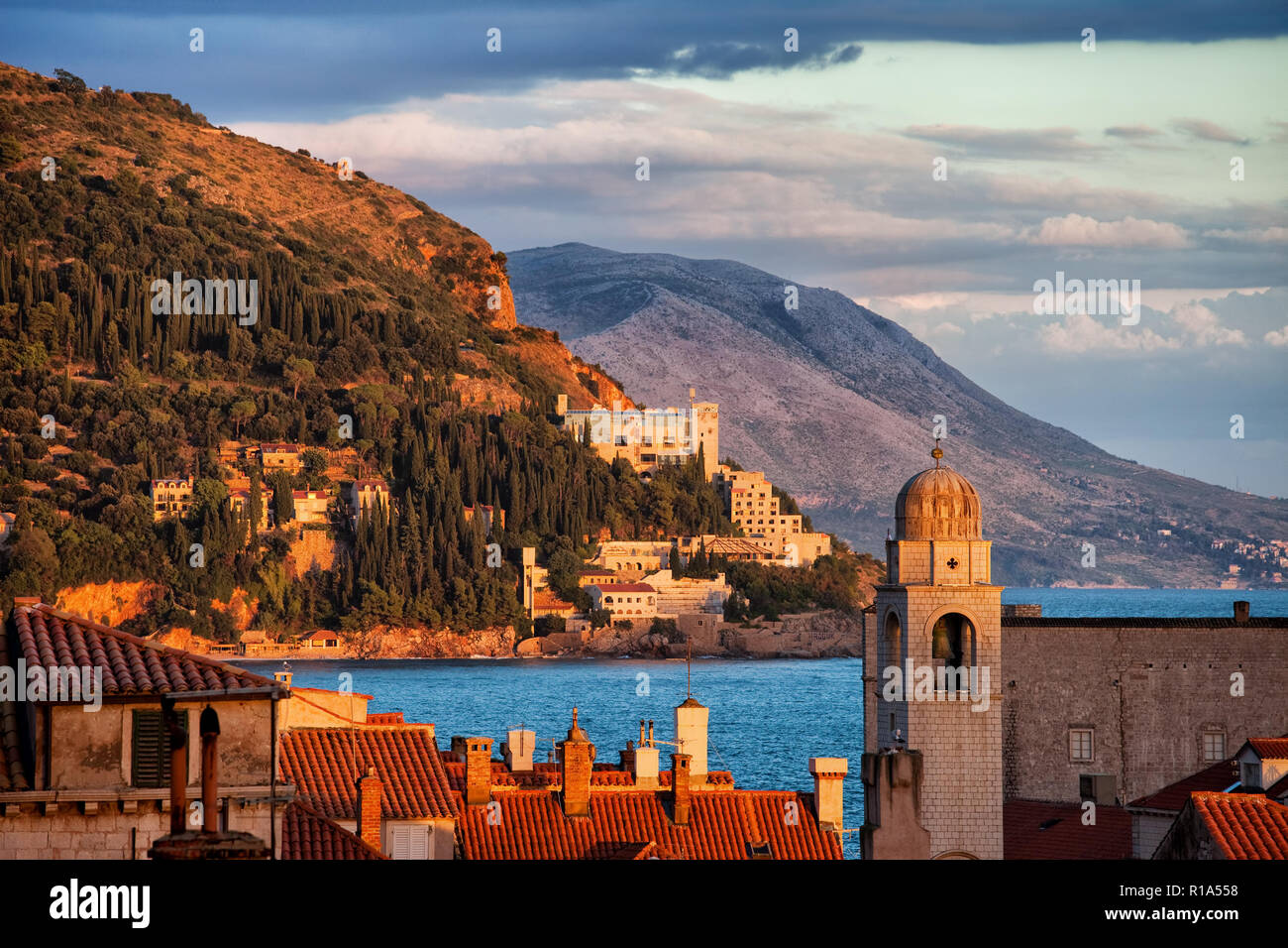 Dubrovnik au coucher du soleil, mer Adriatique littoral pittoresque de Dalmatie, Croatie, Europe Banque D'Images