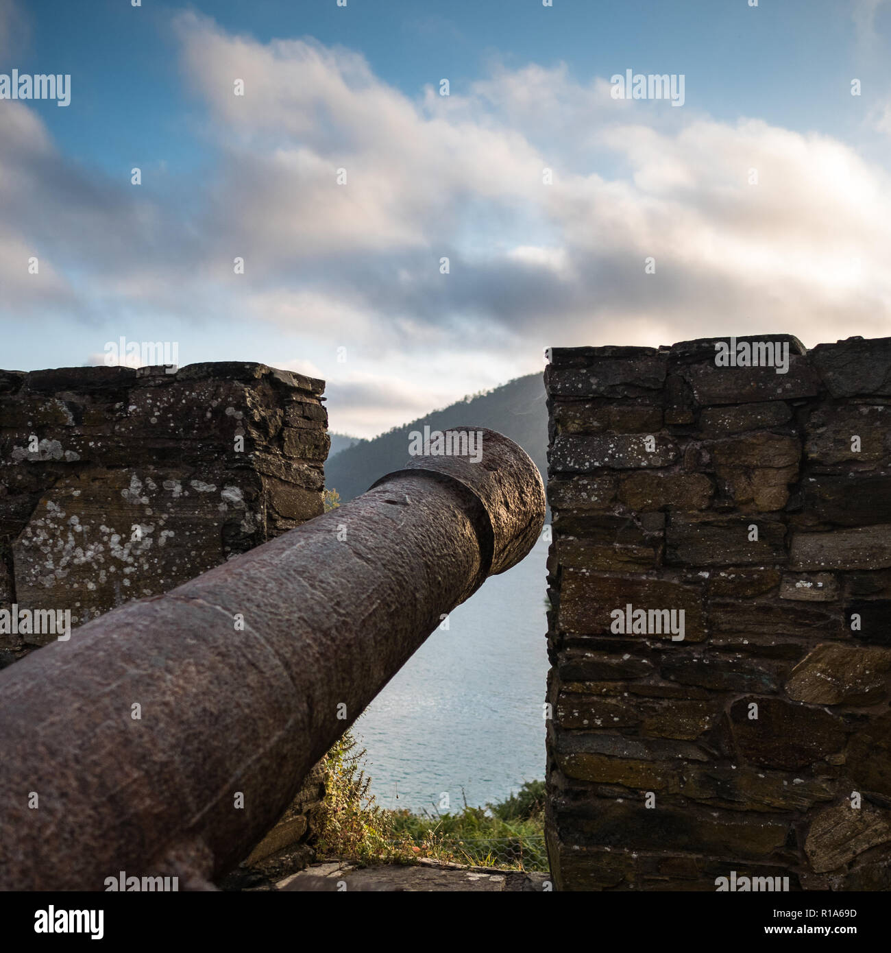 Détail d'un canon et de merlons de la forteresse Castillo de la Concepción dans Cedeira, Rías Altas, La Coruña, Espagne Banque D'Images