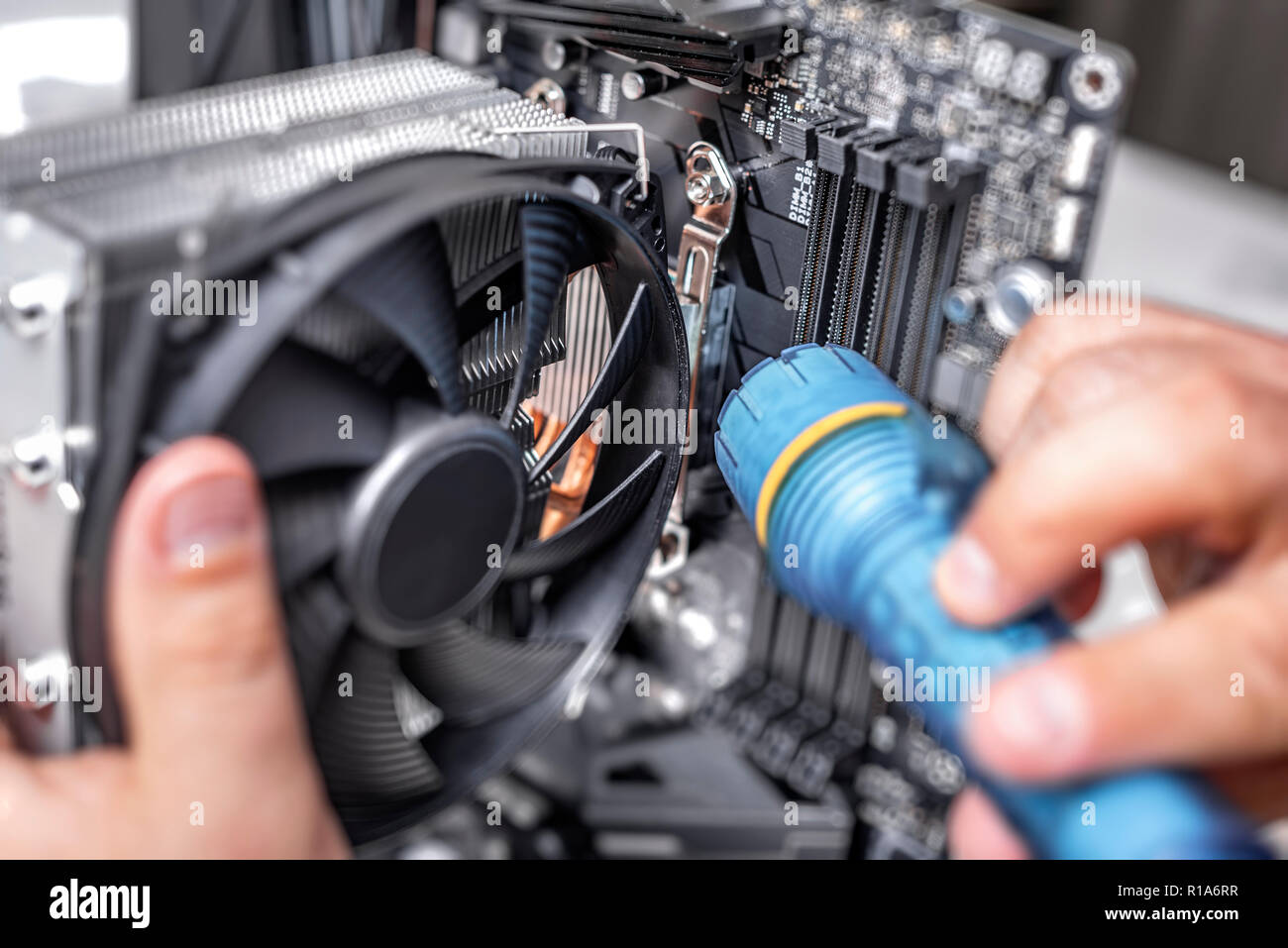 L'installation ou la réparation de l'air Système de refroidissement du processeur du PC. Banque D'Images