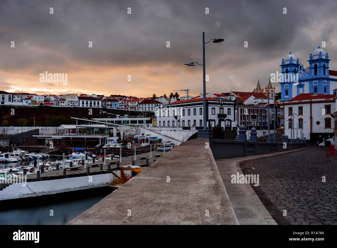 Voir d'Angra do Heroismo au coucher du soleil, Terceira, Açores, Portugal Banque D'Images