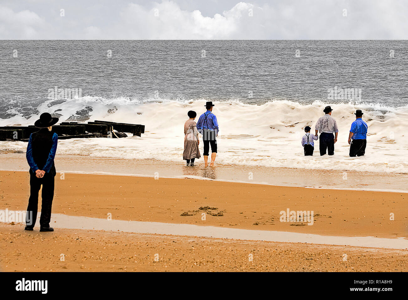 Visite de la famille Amish Ocean City, Maryland et de patauger dans l'eau. Banque D'Images