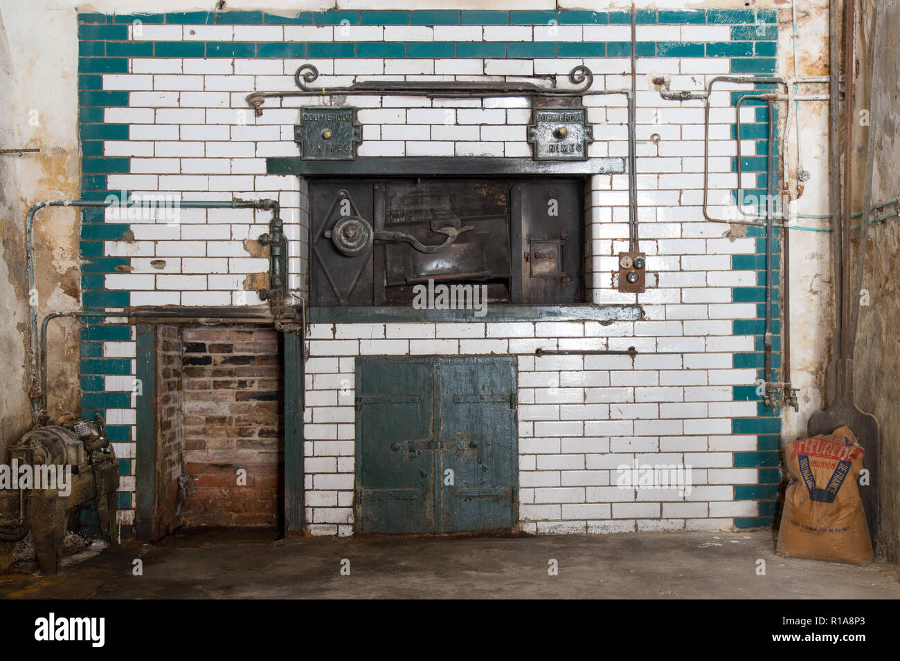 Ancien four à pain dans une boulangerie abandonnée Photo Stock - Alamy