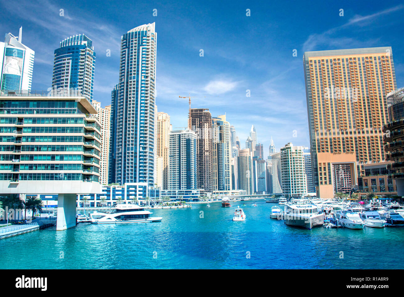 Belle vue sur la Marina de Dubaï lake avec bateau superyacht et bâtiments colorés Banque D'Images