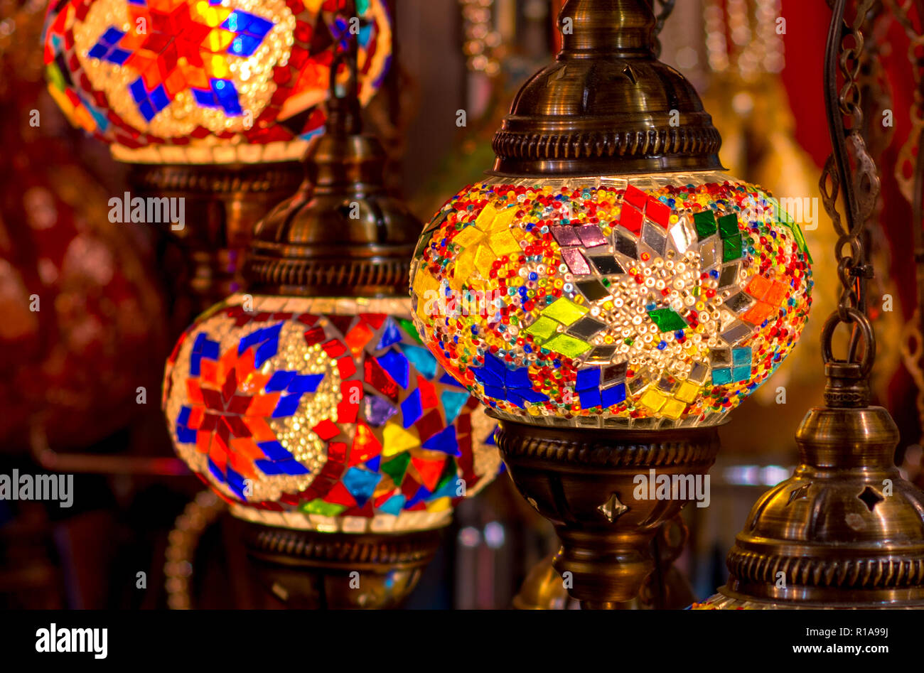 Belle Lampe lumière colorée traditionnelle turque avec l'arrière-plan flou Banque D'Images
