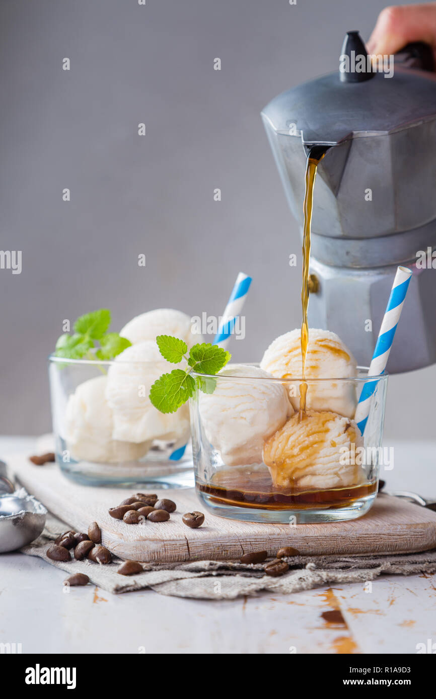 Glace vanille et flottement café Banque D'Images Glace vanille et flottement café Banque D'Images