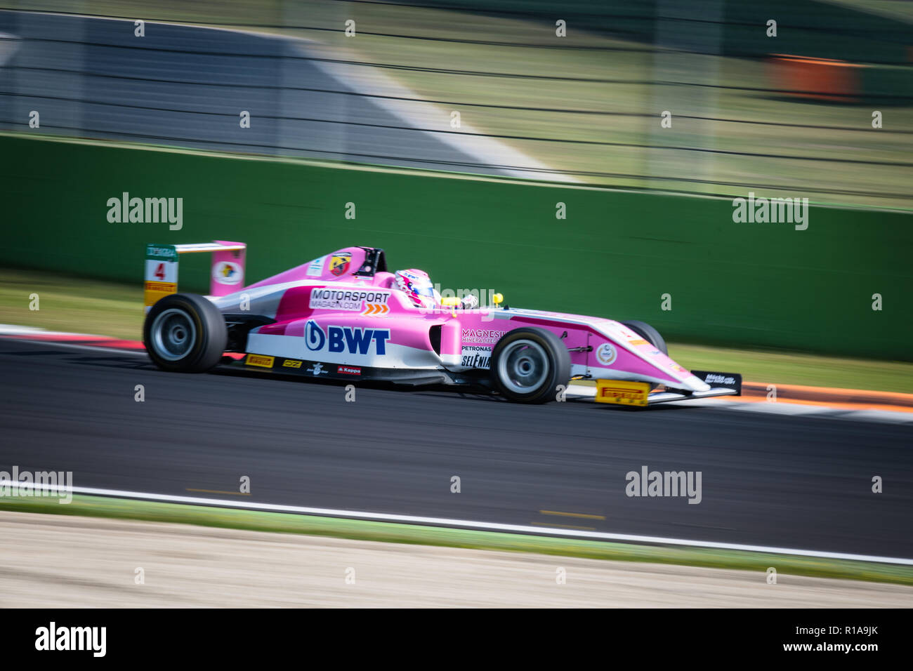 Vallelunga, Rome, Italie Le 16 septembre 2018, l'Aci week-end de course. Course de Formule 4 voiture rose à son tour pendant la course de fond, blurred motion Banque D'Images