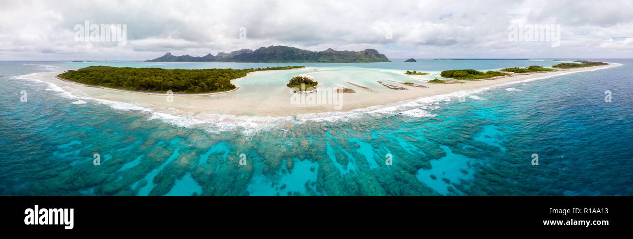 Vue aérienne de l'île de Raivavae avec plages, récifs coralliens et motu dans azure lagon bleu turquoise. (Îles Tubuai Austral ), Polynésie Française, Océanie Banque D'Images