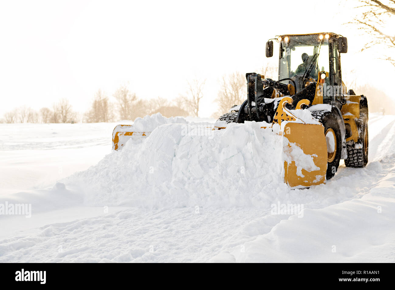 Un gros nettoyage d'un chasse-neige jaune road Banque D'Images