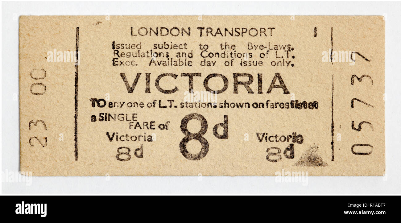 Vintage !950s - Ticket de métro de Londres Victoria Station Photo Stock -  Alamy