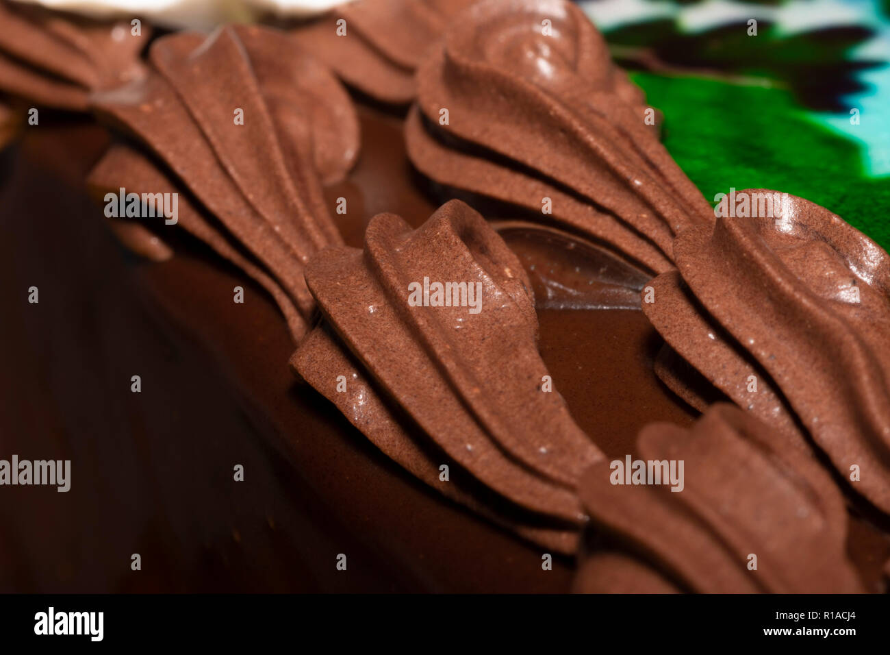 Tourbillon de chocolat décor sur un gâteau d'anniversaire close-up Banque D'Images