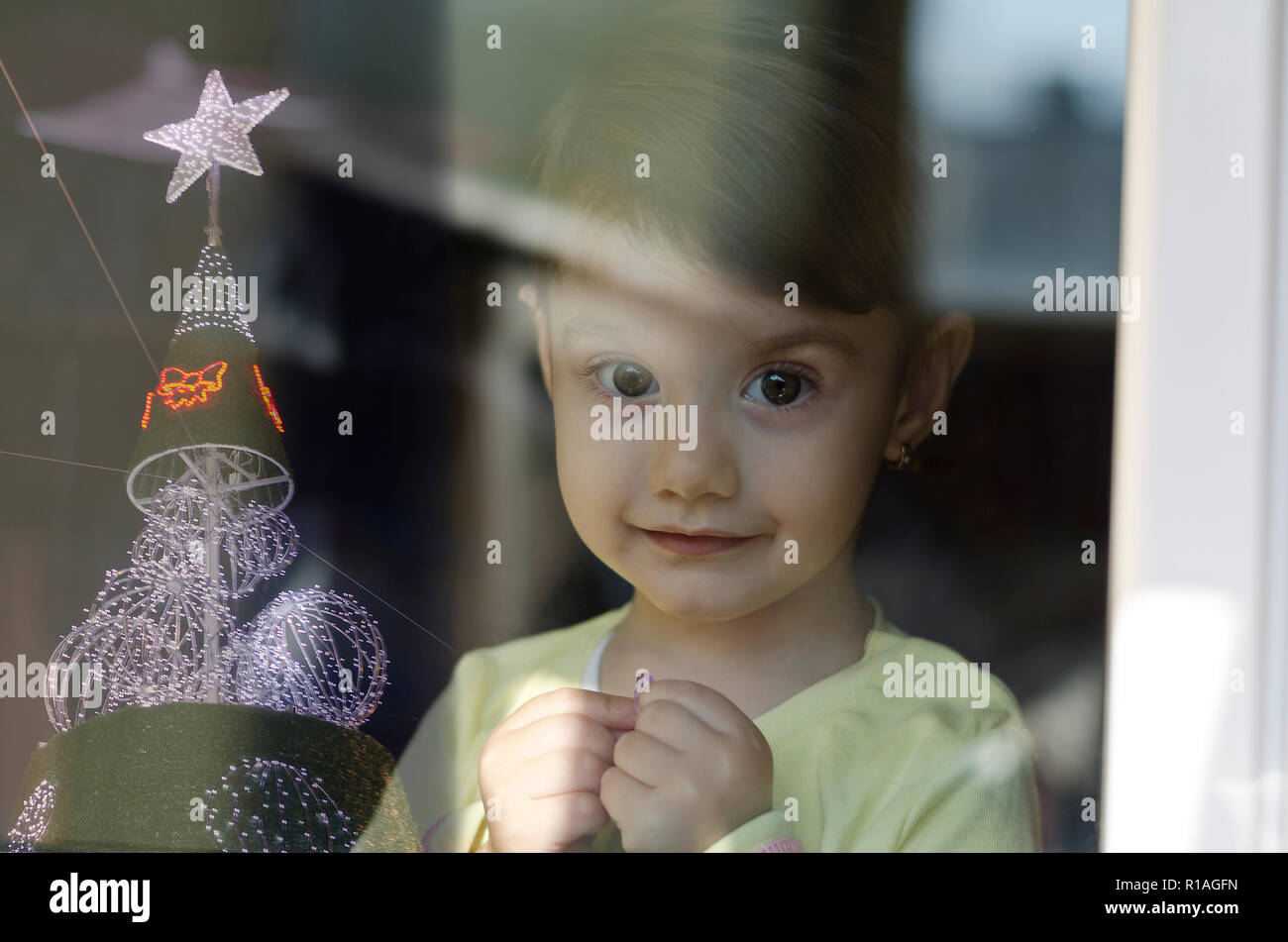 Une mignonne petite fille en attente de la soirée de Noël Banque D'Images