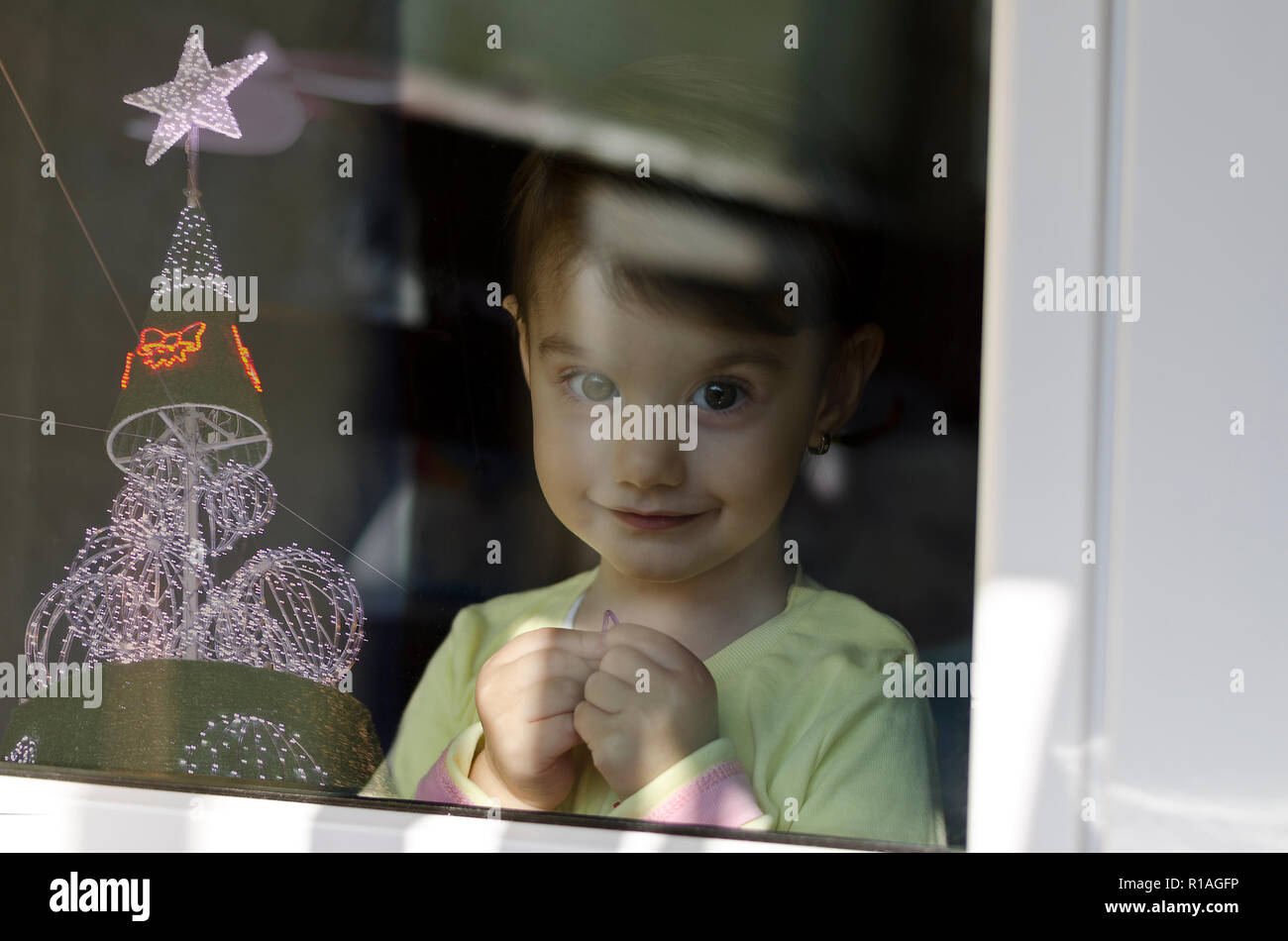 Une mignonne petite fille en attente de la soirée de Noël Banque D'Images