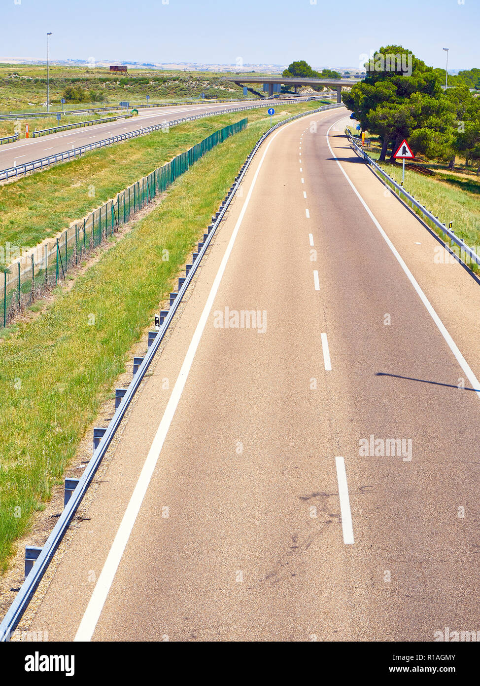 Une autoroute européenne sans circulation à une journée ensoleillée. Banque D'Images