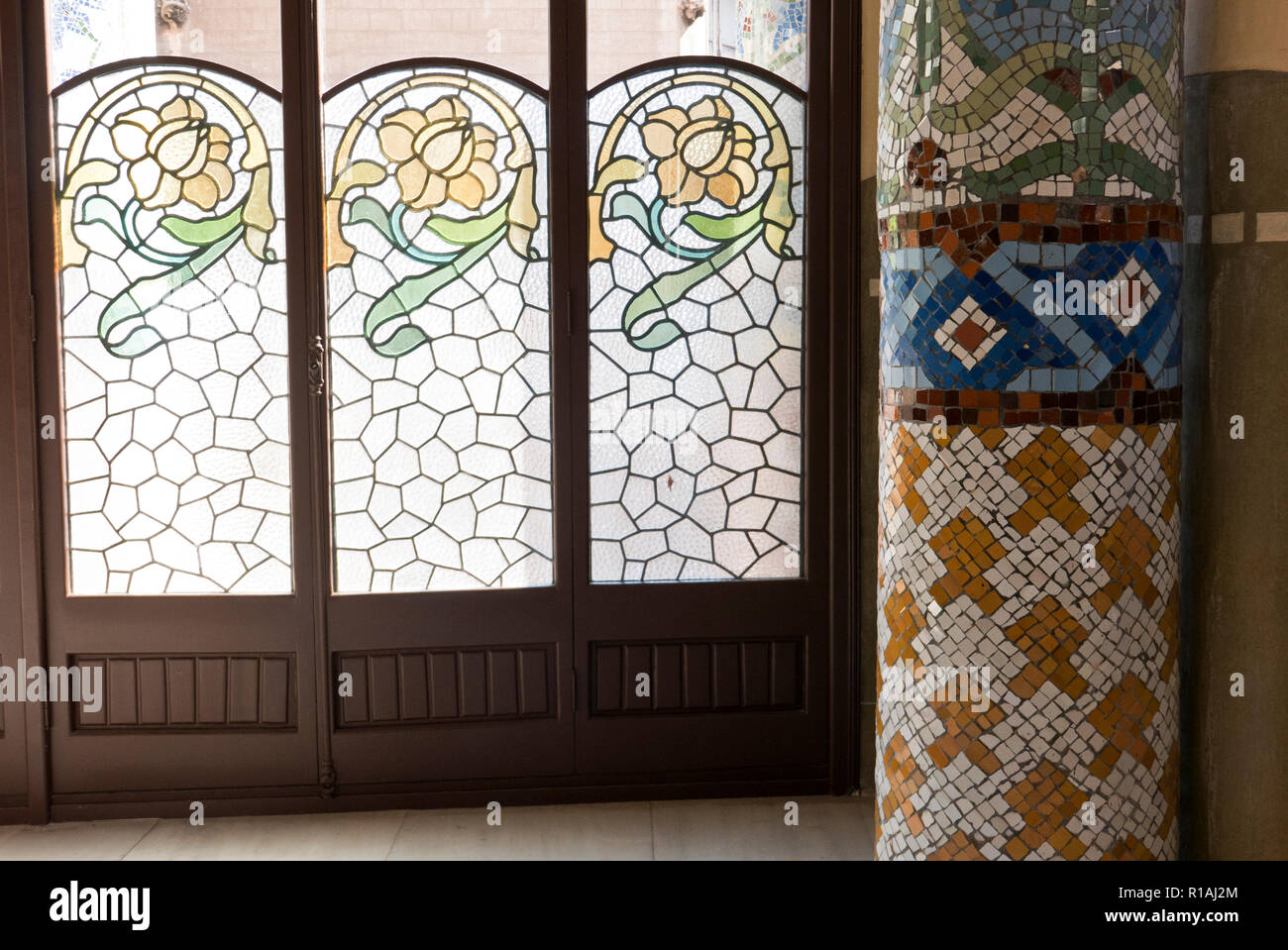 Design fleuri coloré sur la vitre du Palau de la Musica, Barcelone, Espagne Banque D'Images
