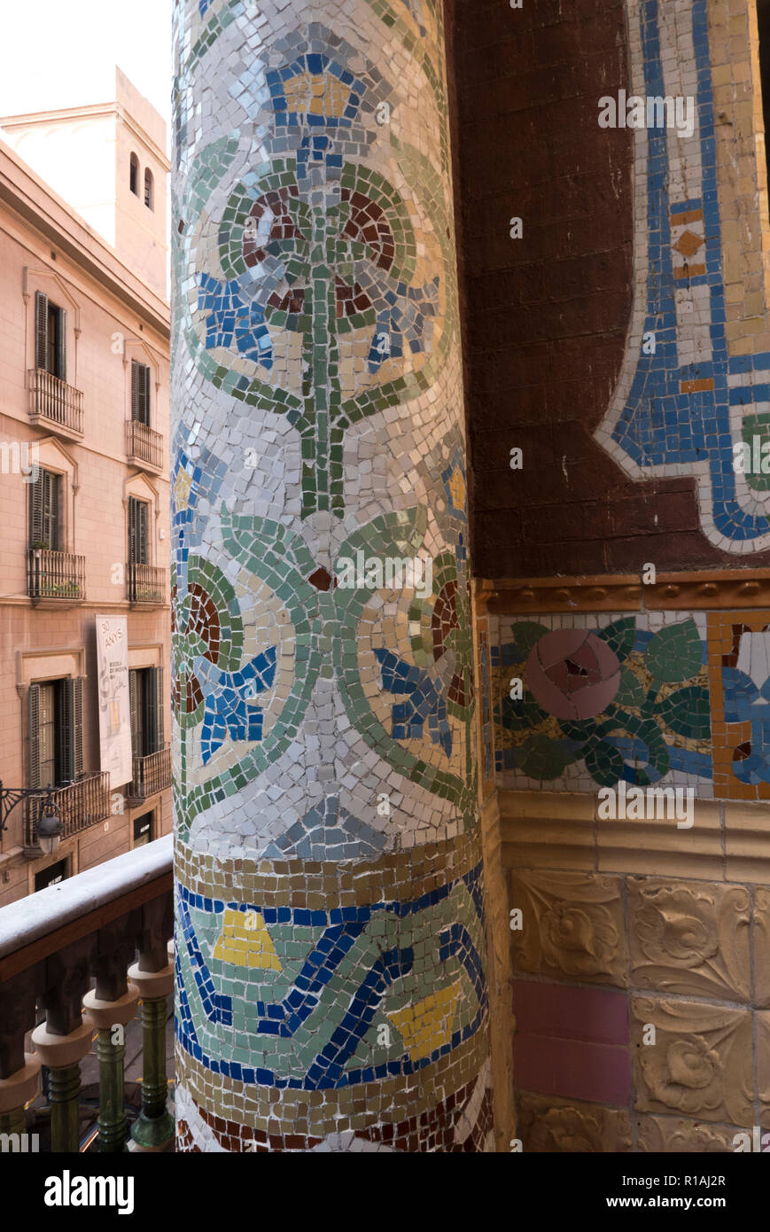 Une colonne ornée de couleurs sur le balcon extérieur du Palau de la Musica, Barcelone, Espagne Banque D'Images